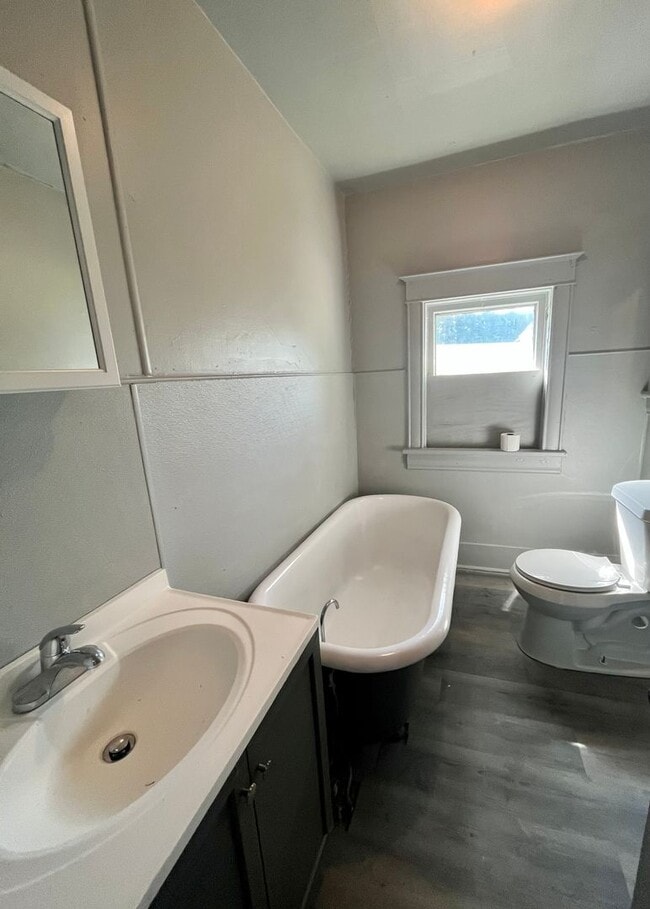 Building Photo - 3 bedroom / 2 bath home!