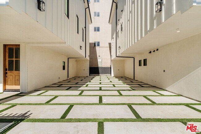 Building Photo - 6763 Lexington Ave