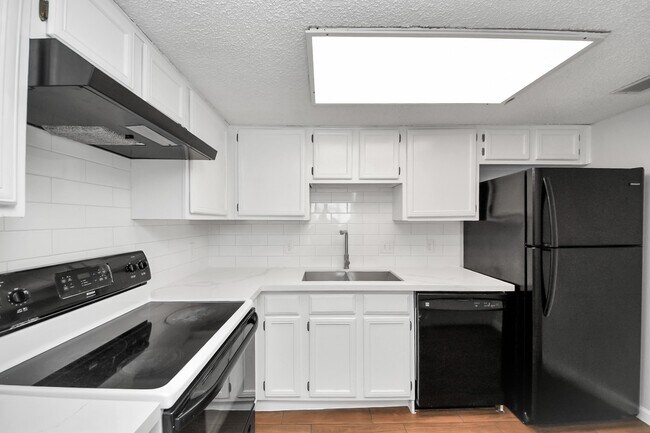 Building Photo - 3750 Tanglewilde St