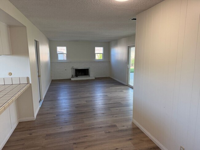 Building Photo - East Ventura