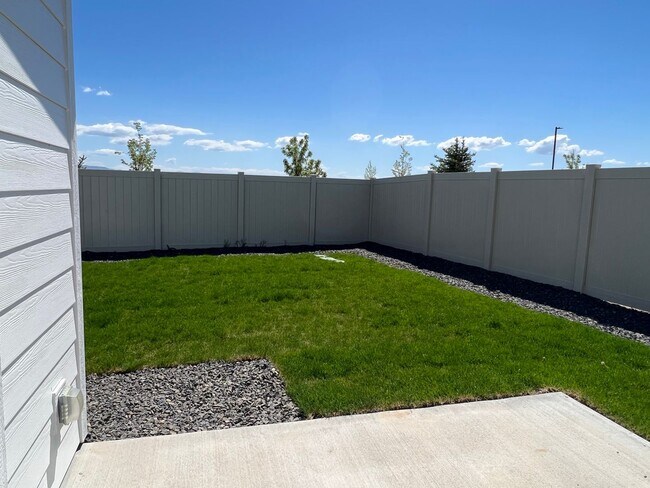 Building Photo - Newer 3 bed 2 bath with a home office just...