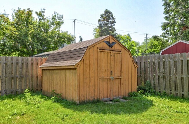 Building Photo - Cozy 2-Bedroom Home with Bonus Room & Fenced Yard!