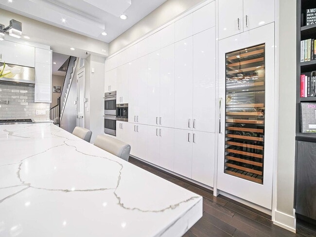 Building Photo - "Spacious 5-Bedroom Gem with 3 Full Baths in the Heart of Chicago – 4,200 Sq Ft of Comfort and St...