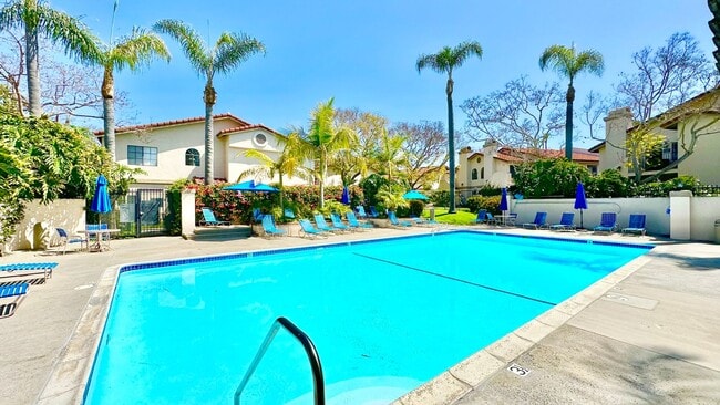Building Photo - Beautiful, End Unit Condo, in the Very Des...