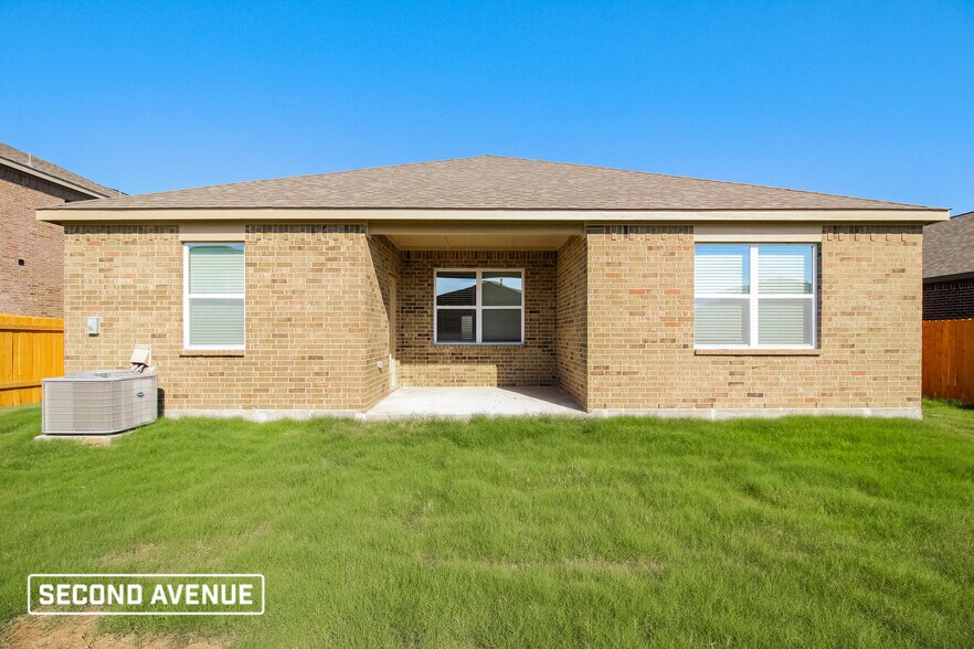 Building Photo - 2025 Erlinda Dr
