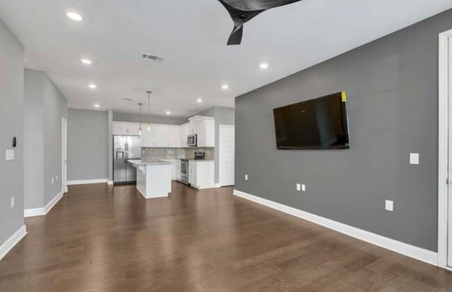 Building Photo - 1000 Vintage Green Ln