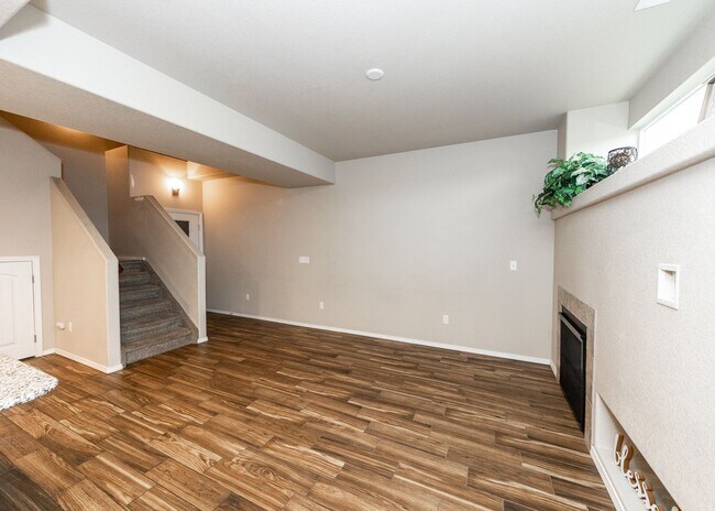 Building Photo - Centrally Located End Unit 3 Bed Townhouse in D20