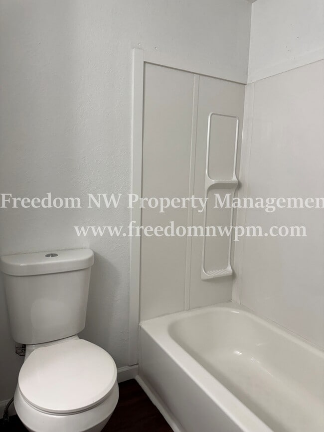 Building Photo - 450 WA-505