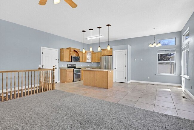 Building Photo - 2093 E View Dr