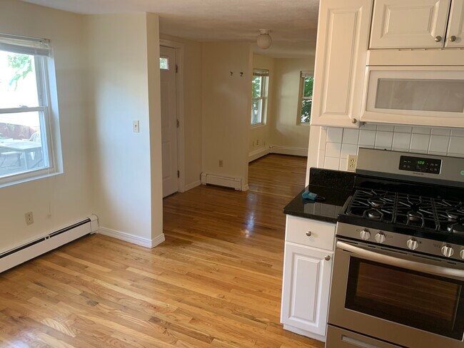 Building Photo - 138 Thorndike St