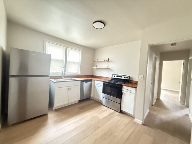 Building Photo - Updated 2-Bedroom Unit in the Heart of Fou...