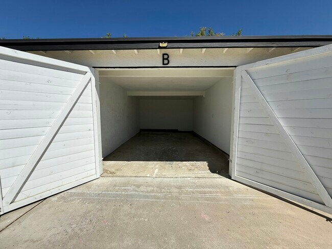 Building Photo - 231 E Nicolet St
