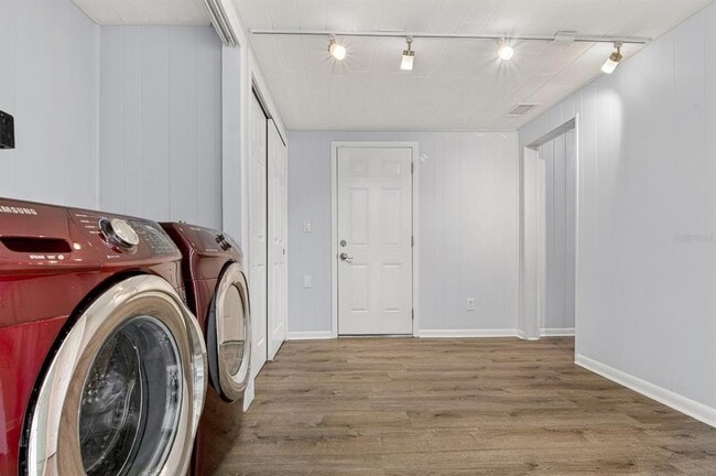 Building Photo - 815 W Lowry Ln