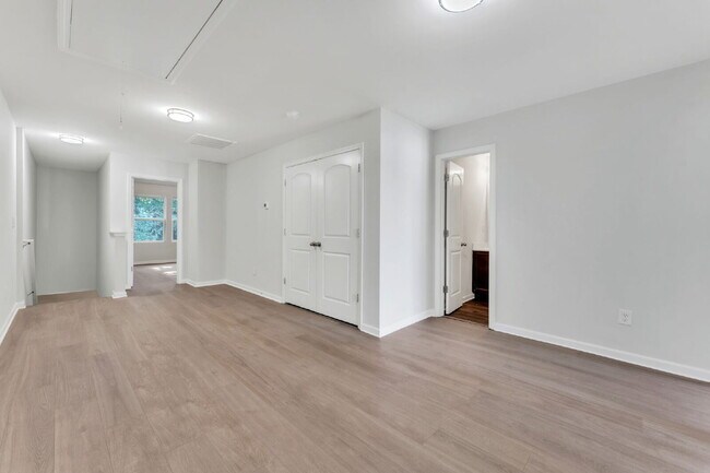 Building Photo - Stylish 3BR, 2.5BA Townhome with Loft and ...