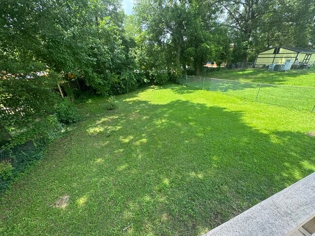 Building Photo - Adorable 3 bed 2 Bath SFH! Big Back yard a...