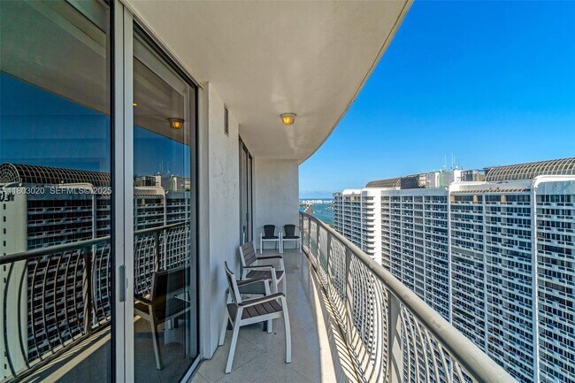 Building Photo - 1750 N Bayshore Dr