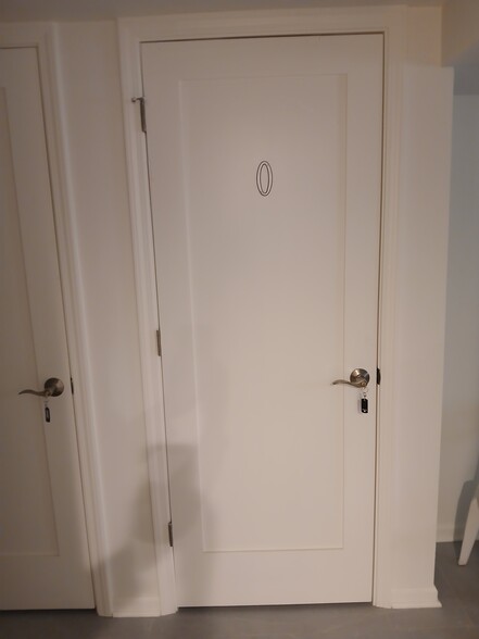 Storage unit - 2221 W Winnemac Ave