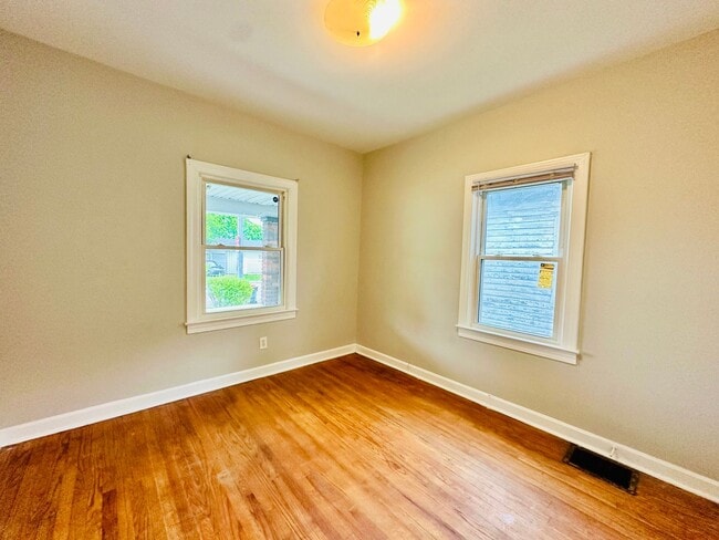 Building Photo - Updated 2BR house in Portland with unfinis...