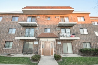 Building Photo - 962 N Rohlwing Rd