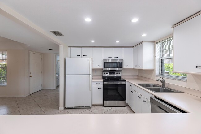 Building Photo - 6670 Ilex Cir