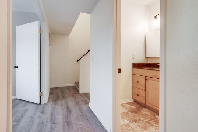 Building Photo - Downtown Vista Townhome, Available Now!