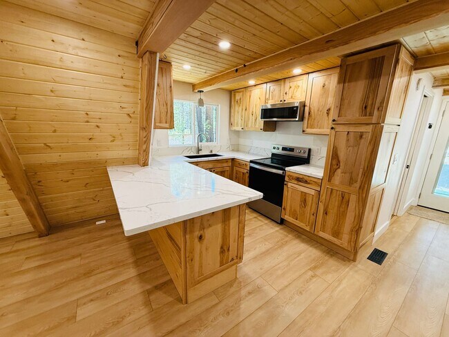 Building Photo - 3 bed 2 bath home for rent in South Lake Tahoe