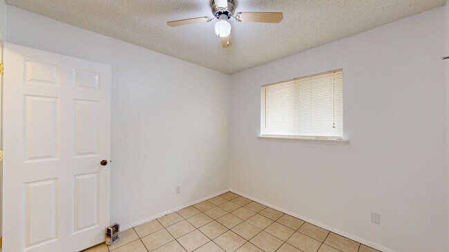 Building Photo - 2208 Cooke Dr