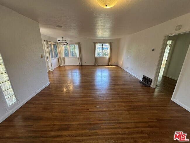 Building Photo - 4001 Chevy Chase Dr