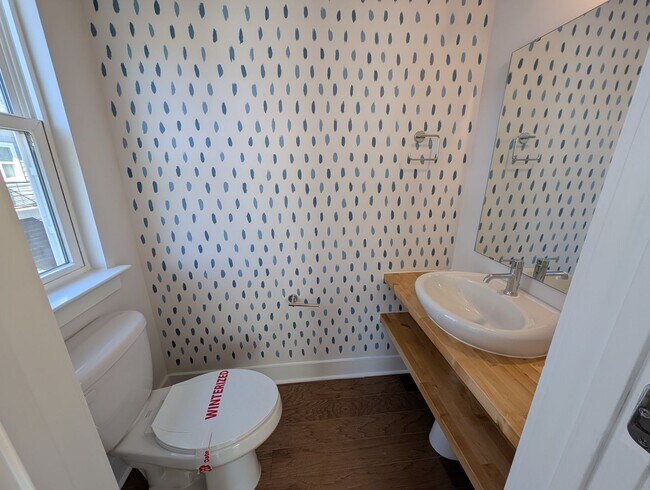 Building Photo - End-unit townhome in Bryant Park Terrace! 2-beds, 2-full baths, and 2-half baths.