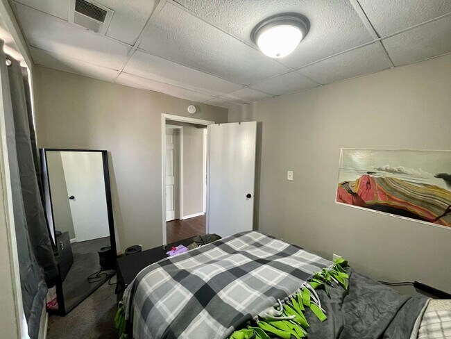 Building Photo - 509 N 53rd Ave W