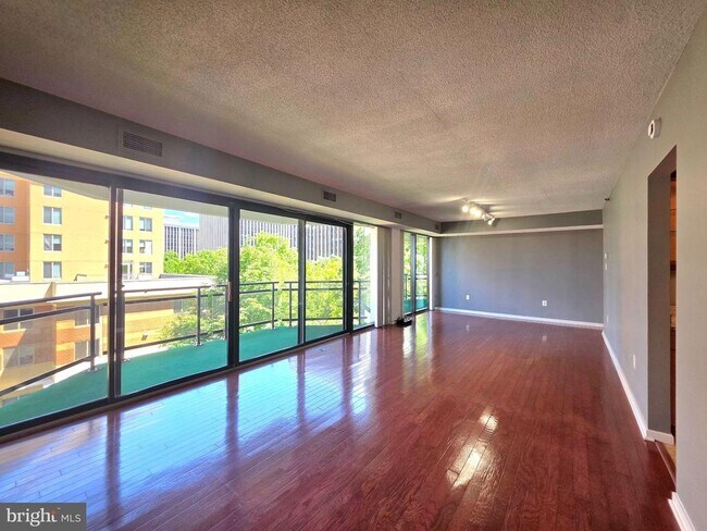 Building Photo - 1530 Key Blvd
