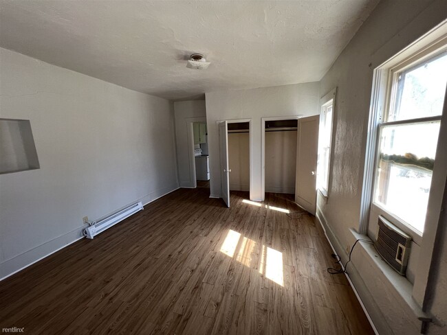 Building Photo - 1 br, 1 bath Triplex - 900 Elm Street 2