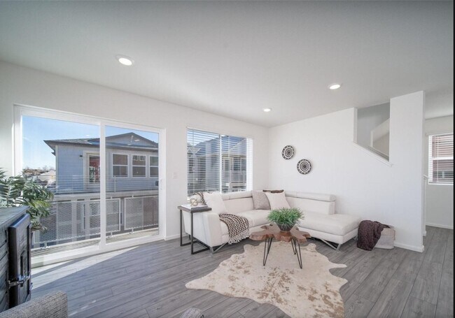 Building Photo - 45040 Sunflower Ln