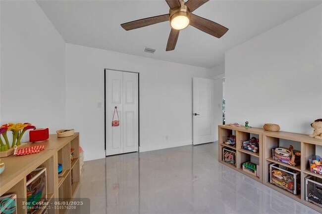 Building Photo - 9585 Carousel Cir S