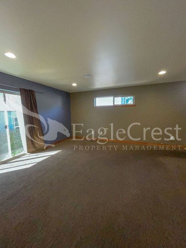 Building Photo - Large 6-Bedroom Whitman Neighborhood House; Students Welcome!