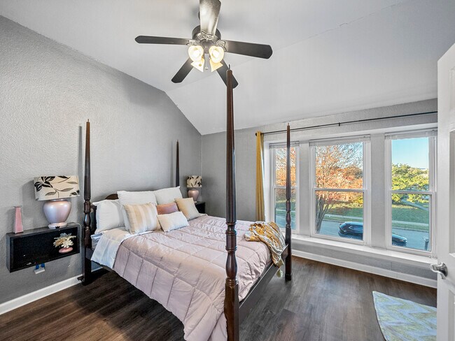 Building Photo - 2301 Summit Dr