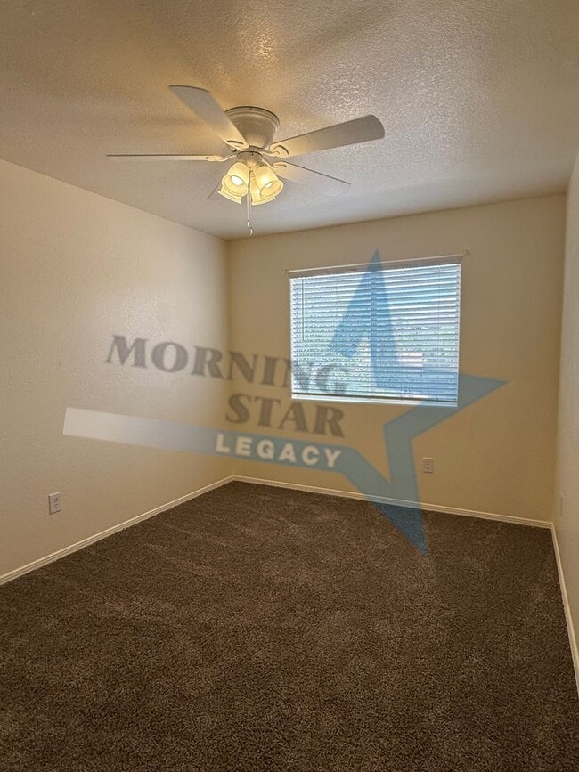 Building Photo - Inviting 3 bedroom 2.5 bath waiting to be ...