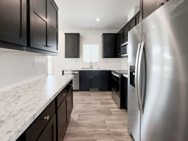 Building Photo - ~ AVAILABLE NOW ~ DUPLEX (LEFT)