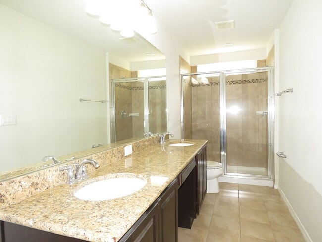 Building Photo - Beautiful Townhouse 3/2.5/2cg $2300mo