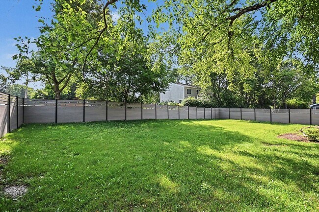 Building Photo - 5195 Castaway Ln