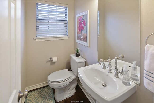 Building Photo - 200 Karten Ln