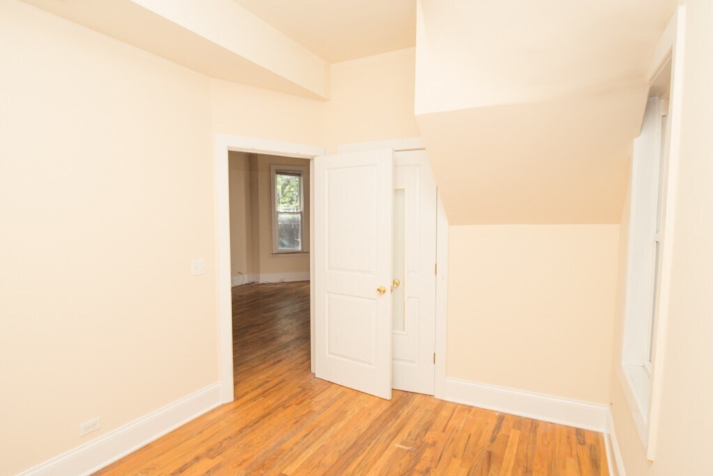 Building Photo - 1314 W Roscoe St