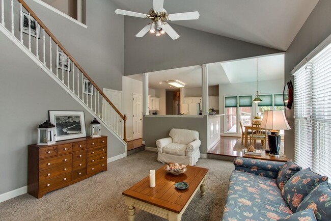 Building Photo - Spacious 4 Bed, 3 Bath Home in Convenientl...