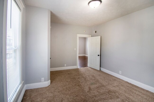 Building Photo - Large 3 Bedroom in Dahlman