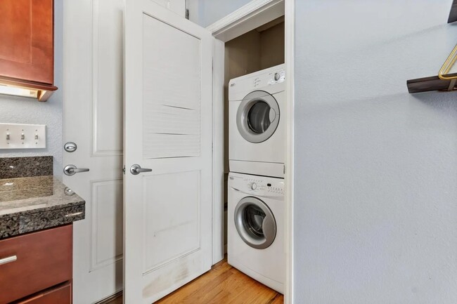 Building Photo - Lovely condo in the heart of Mayfair!