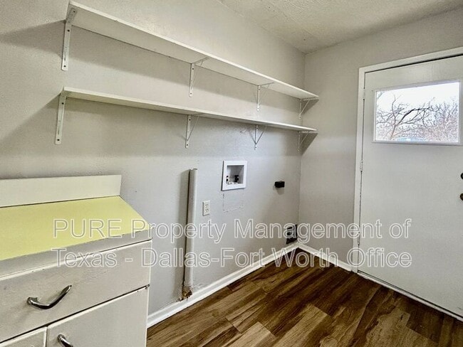 Building Photo - 2608 Oaks Dr