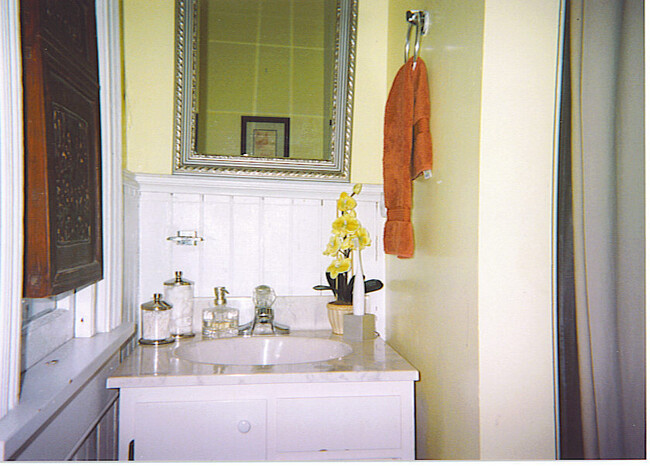 Building Photo - MAIN218B