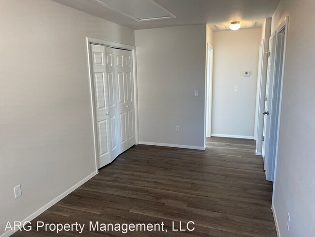 Building Photo - 3 br, 2.5 bath House - 3211 Red Tail Way
