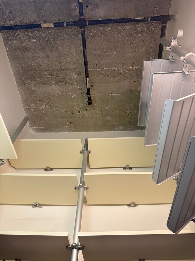 Building Photo - 320 E 21st St