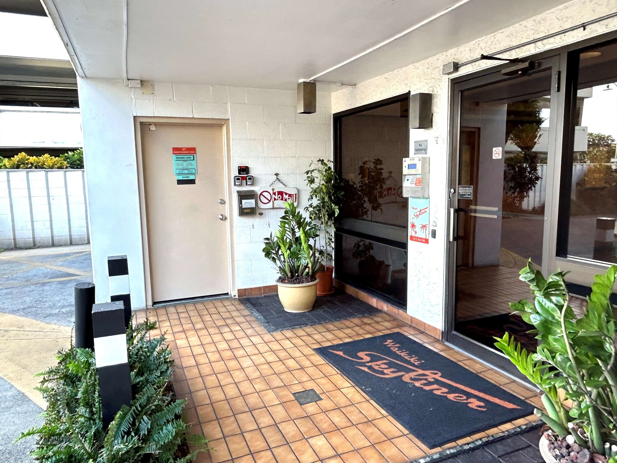 Front door & Resident manger office - 2415 Ala Wai Blvd